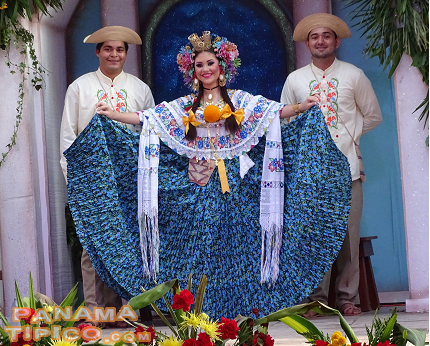 [La reina del festival, SRM Adriana Córdoba, estuvo presidiendo las diferentes actividades desde la tarima principal.]