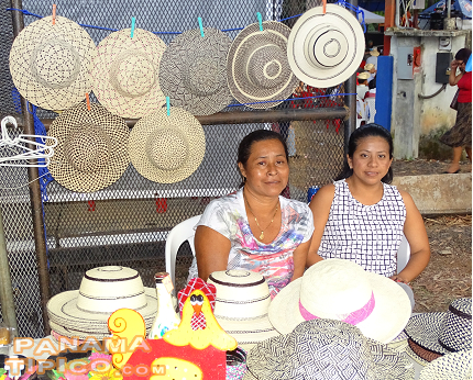 [El festival sirve como vitrina para la comercialización de artesanías nacionales, tales como estos sombreros.]