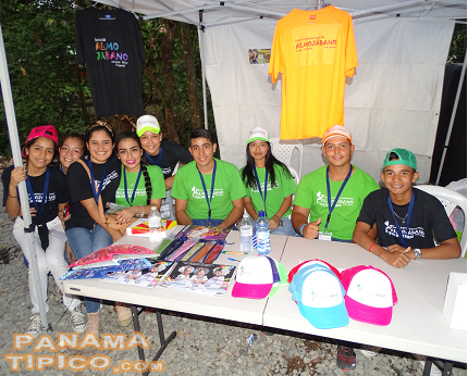 [El festival también es posible gracias al esfuerzo de muchos jóvenes voluntarios de Dolega y comunidades vecinas.]