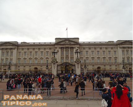 [After leaving Wales, the final destination of the trip was London, a city full of monumental buildings, such as the Buckingham Palace.]