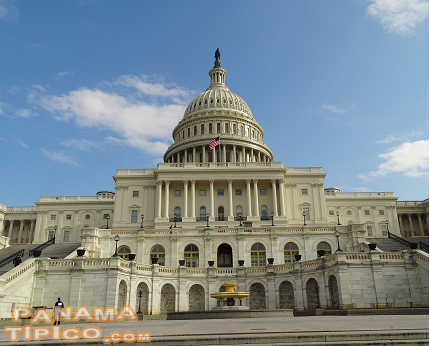 [Otro lugar visitado fue el Capitolio, sede del Congreso. Se encuentra en uno de los extremos del complejo de monumentos conocido como National Mall.]