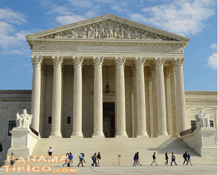 [Detrás del Capitolio se encuentra el edificio principal de la Corte Suprema de los Estados Unidos.]
