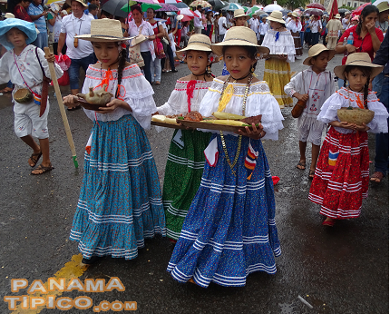 [El domingo observamos el Desfile Típico, actividad que sirve de cierre al Festival Nacional del Manito.]
