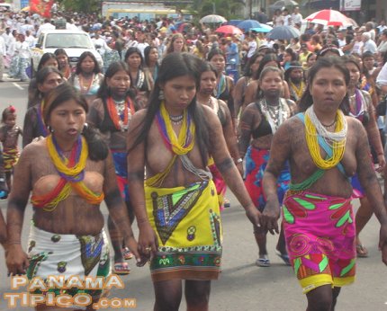 [Indígenas Emberá-Wounán, durante su participación en el Desfile de las Mil Polleras]