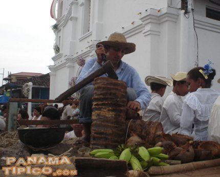 [En esta carreta se representó la actividad de partir cocos para hacer cocadas y otros dulces sabrosísimos que se hacen con esta fruta.]