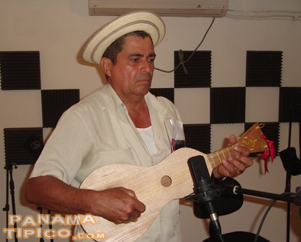 [First, we recorded some mejoranas with the traditional Panamanian guitar.]