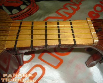 [The neck of a mejoranera is very short in comparison of the guitar's one.]